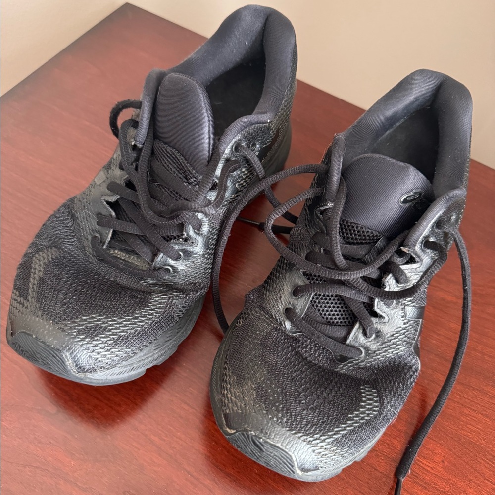 Women’s black ASICS Nimbus 20 / size 9